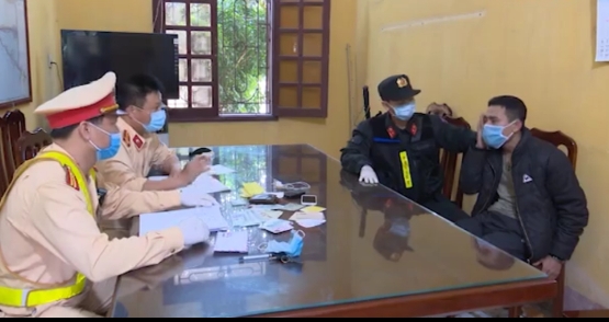 Thái Bình: Trạm CSGT Cầu Nghìn phát hiện 2 đối tượng tàng trữ chất ma túy
